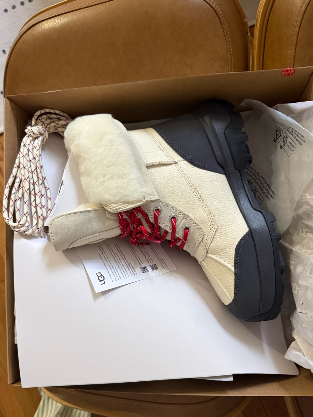 NWT Ugg Women's Adirondack Boot (Size 8)